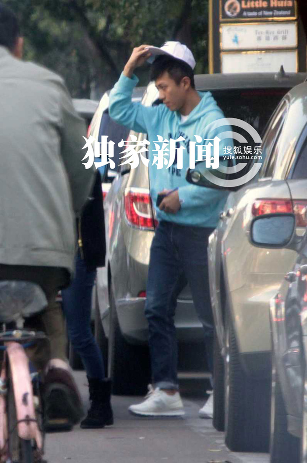 孙俪邓超一同接儿子放学 全家现身超温馨