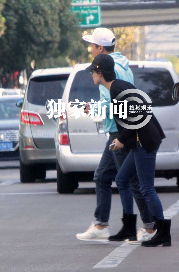 孙俪邓超一同接儿子放学 全家现身超温馨