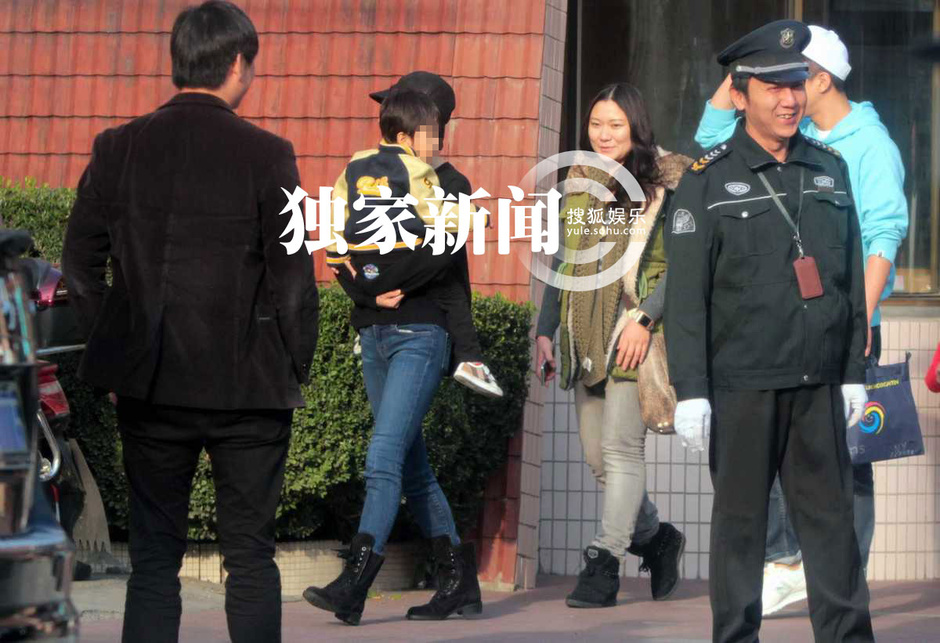 孙俪邓超一同接儿子放学 全家现身超温馨