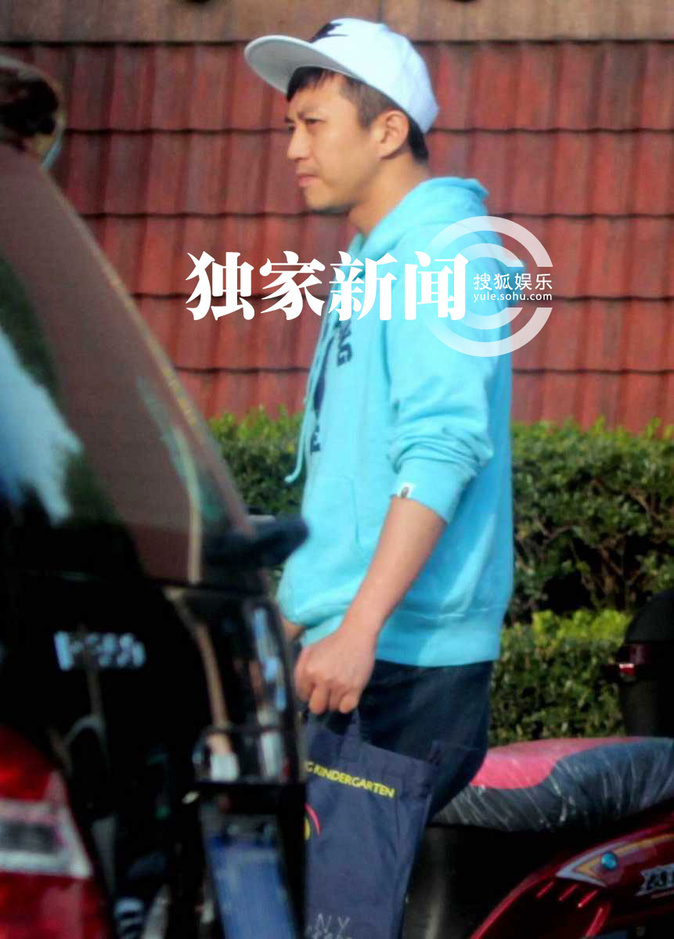 孙俪邓超一同接儿子放学 全家现身超温馨