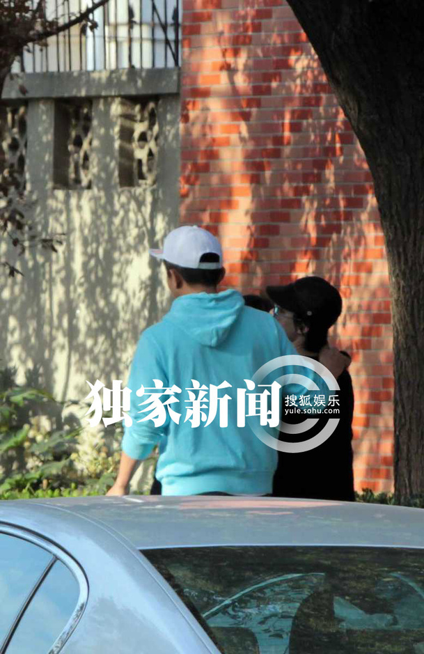 孙俪邓超一同接儿子放学 全家现身超温馨