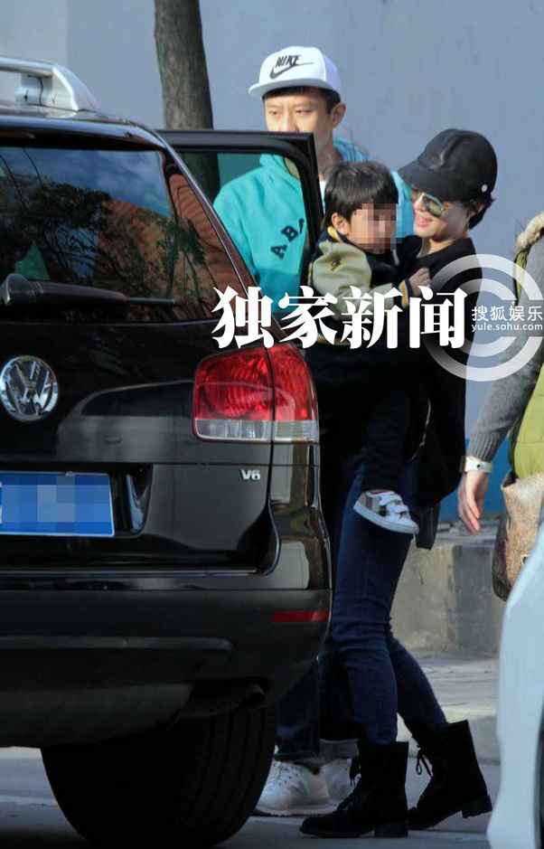 孙俪邓超一同接儿子放学 全家现身超温馨