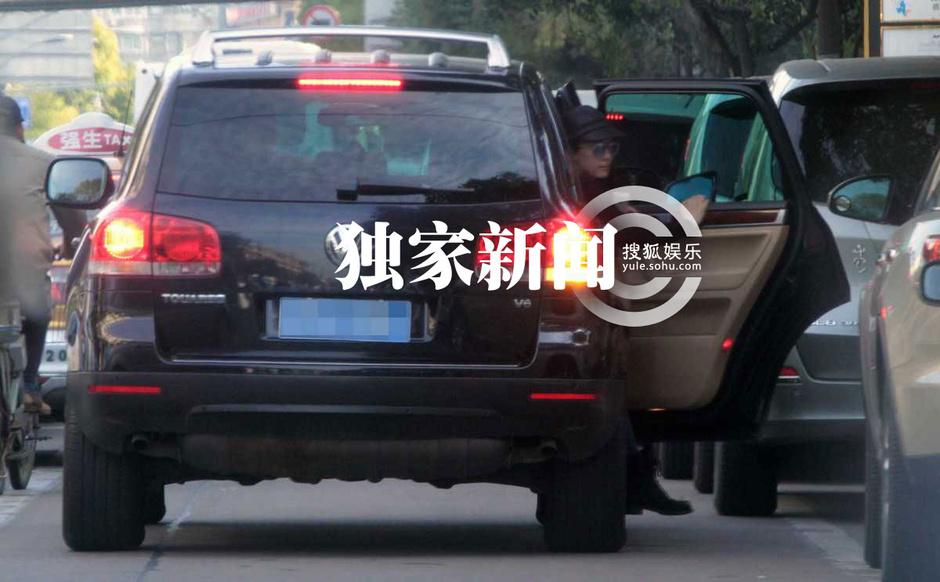 孙俪邓超一同接儿子放学 全家现身超温馨