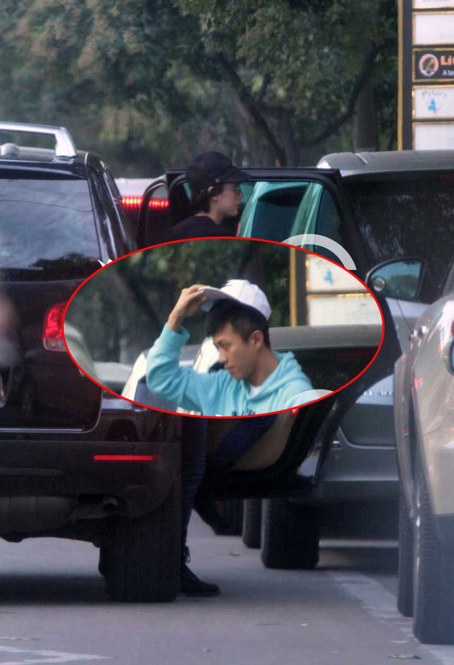 孙俪邓超一同接儿子放学 全家现身超温馨 孙俪邓超一同接儿子放学 全家现身超温馨