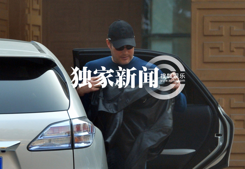 马雅舒裹棉衣 老公女儿陪同赴医院做产检