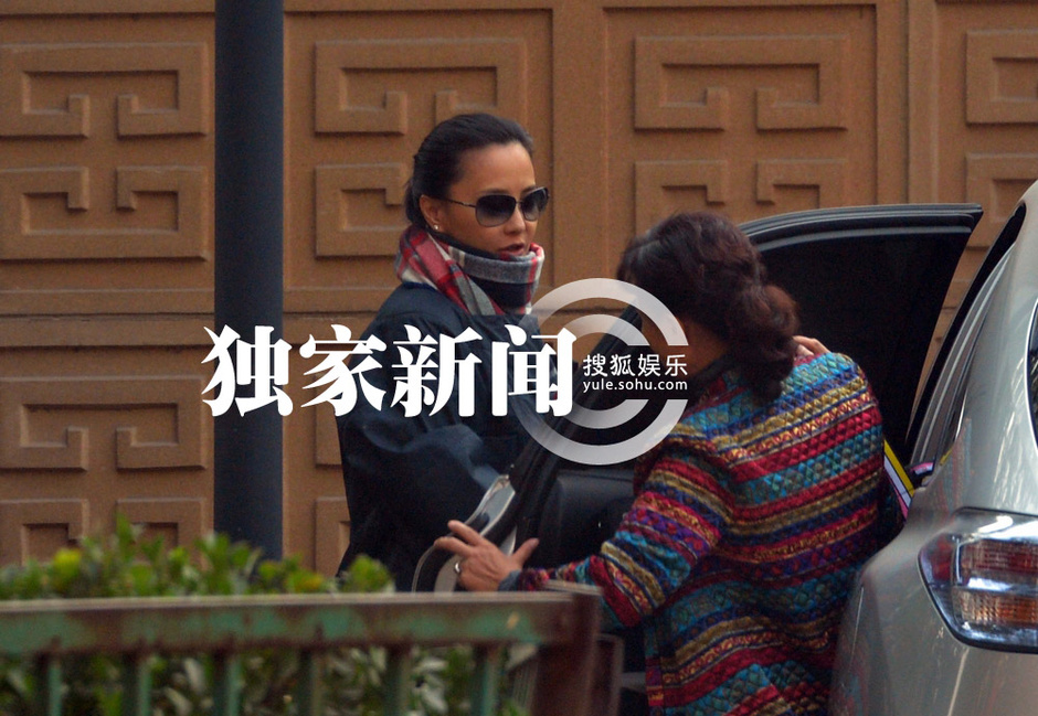 马雅舒裹棉衣 老公女儿陪同赴医院做产检