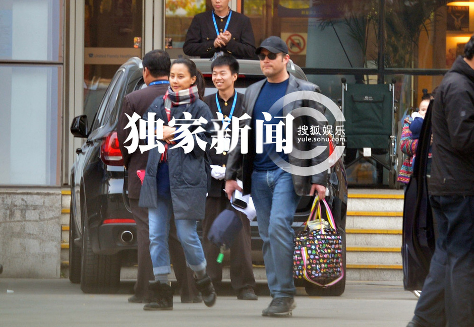 马雅舒裹棉衣 老公女儿陪同赴医院做产检