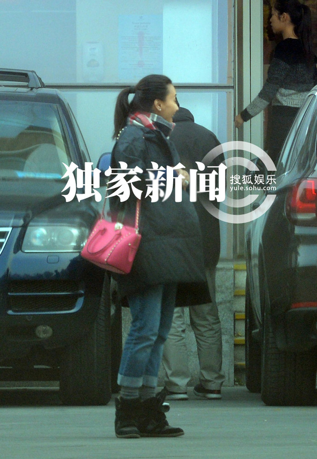 马雅舒裹棉衣 老公女儿陪同赴医院做产检