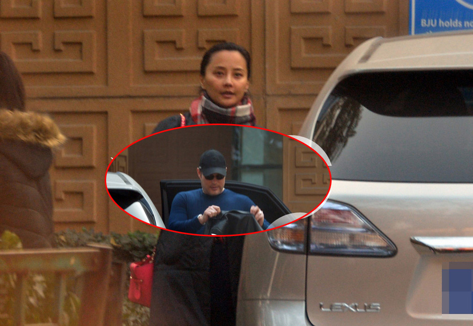 马雅舒裹棉衣 老公女儿陪同赴医院做产检