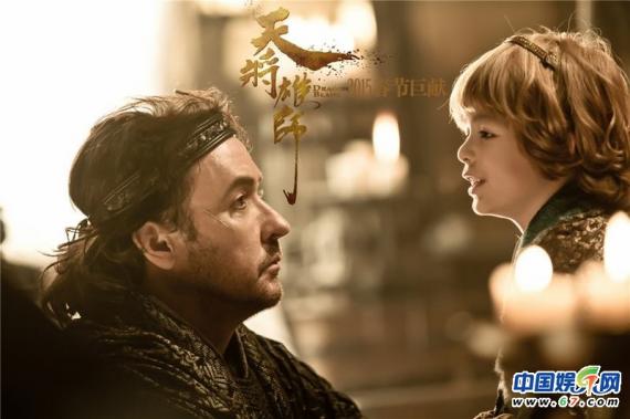 《天将雄师》曝西蒙子萌剧照 人气童星逗笑成龙