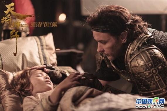 《天将雄师》曝西蒙子萌剧照 人气童星逗笑成龙