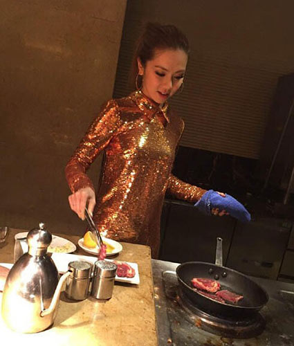 邓紫棋俏丽厨娘犒劳团队 不忘耍招牌动作