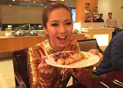 邓紫棋俏丽厨娘犒劳团队 不忘耍招牌动作