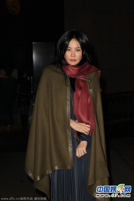 王菲独自出席刘嘉玲生日宴提前离席