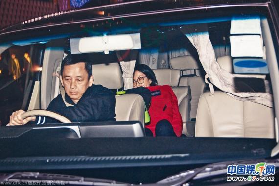 王菲独自出席刘嘉玲生日宴提前离席