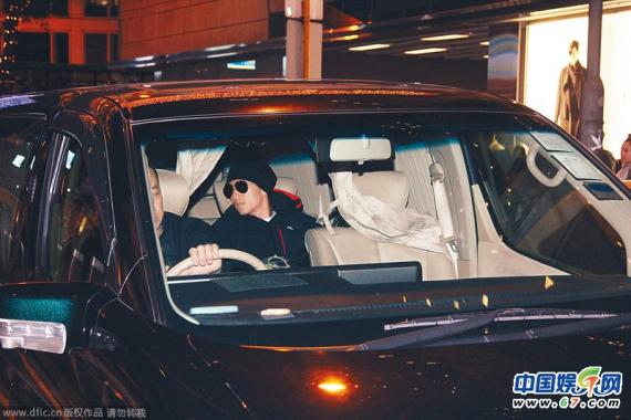 王菲独自出席刘嘉玲生日宴提前离席