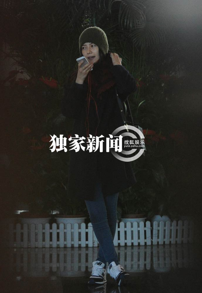 高圆圆新婚后撇赵又廷 寒风中聊天美丽冻人