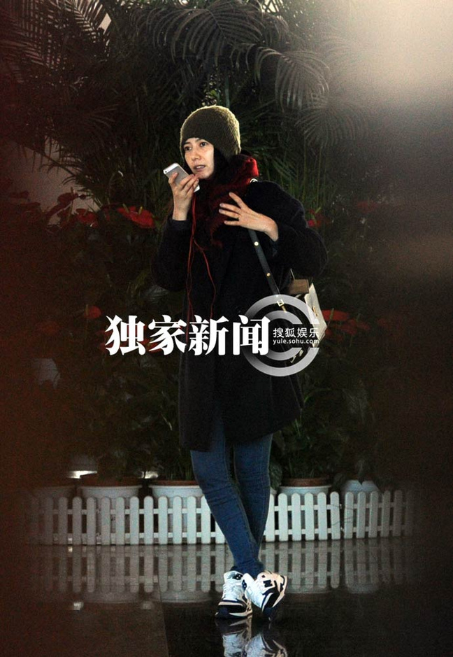 高圆圆新婚后撇赵又廷 寒风中聊天美丽冻人