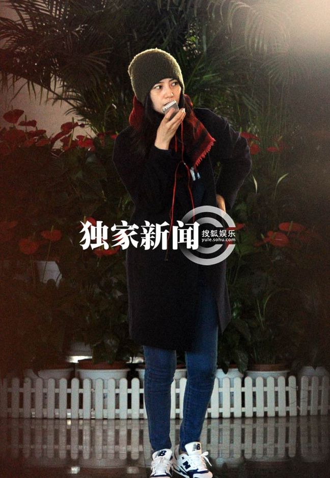 高圆圆新婚后撇赵又廷 寒风中聊天美丽冻人