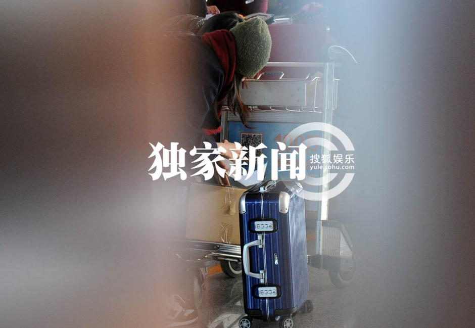 高圆圆新婚后撇赵又廷 寒风中聊天美丽冻人