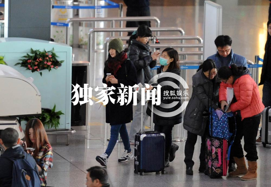 高圆圆新婚后撇赵又廷 寒风中聊天美丽冻人