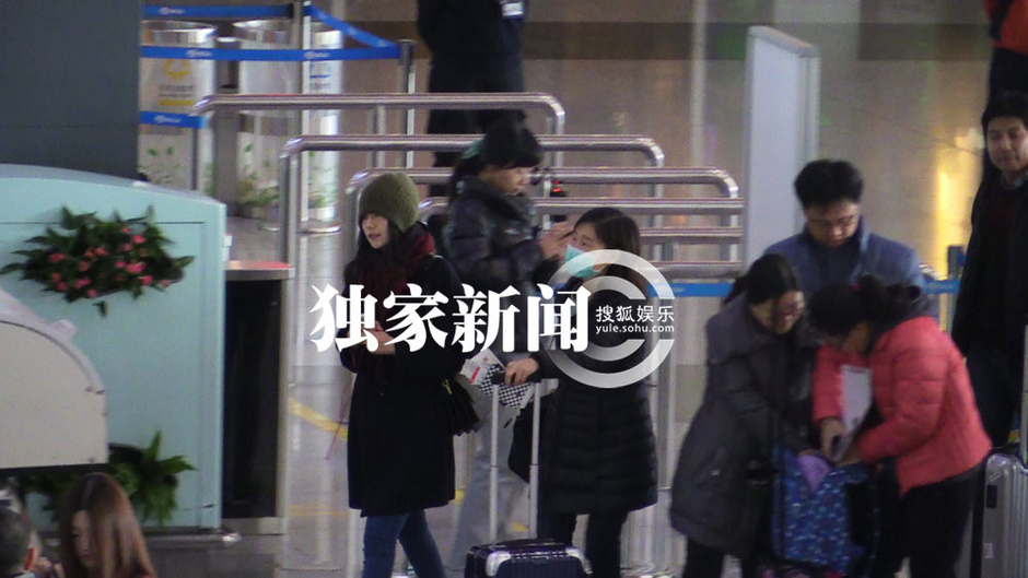 高圆圆新婚后撇赵又廷 寒风中聊天美丽冻人