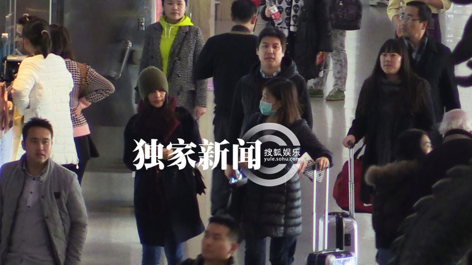 高圆圆新婚后撇赵又廷 寒风中聊天美丽冻人