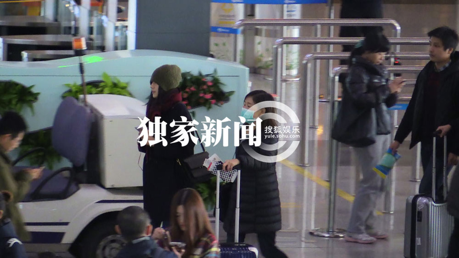 高圆圆新婚后撇赵又廷 寒风中聊天美丽冻人