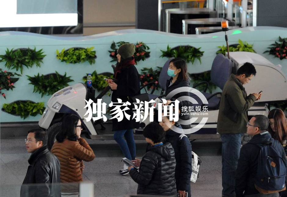 高圆圆新婚后撇赵又廷 寒风中聊天美丽冻人