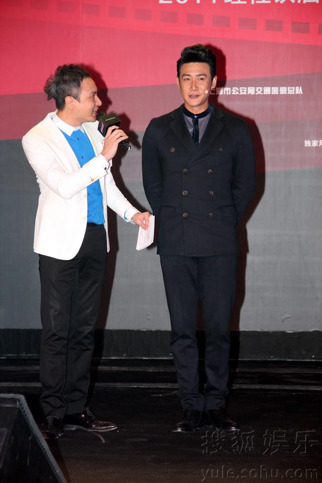 姚明陆毅双携妻合影 两家身高差再遭调侃:手机信号满格 姚明陆毅双携妻合影 两家身高差再遭调侃:手机信号满格