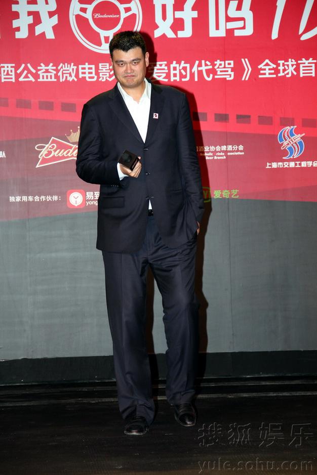 姚明陆毅双携妻合影 两家身高差再遭调侃:手机信号满格 姚明陆毅双携妻合影 两家身高差再遭调侃:手机信号满格