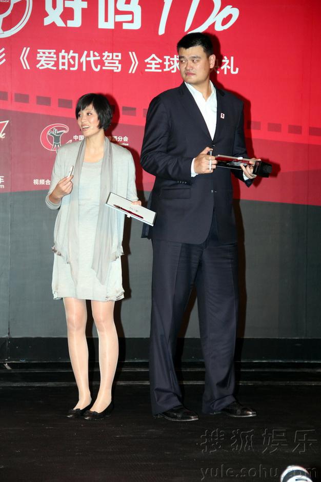 姚明陆毅双携妻合影 两家身高差再遭调侃:手机信号满格 姚明陆毅双携妻合影 两家身高差再遭调侃:手机信号满格