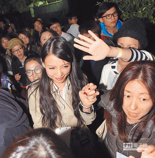 妻子陪王力宏出席活动 两人频对视眉目传情 