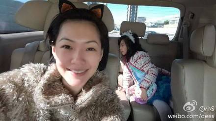 小S晒女儿萌照 自称“清秀的母亲”