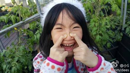 小S晒女儿萌照 自称“清秀的母亲”