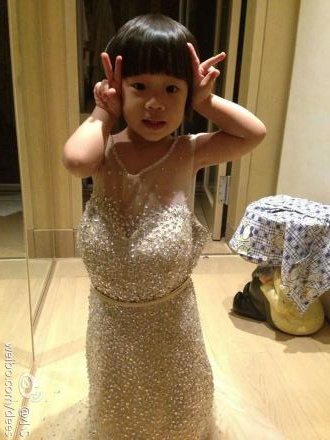 小S晒女儿萌照 自称“清秀的母亲”