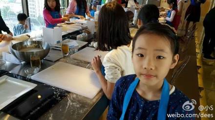 小S晒女儿萌照 自称“清秀的母亲”