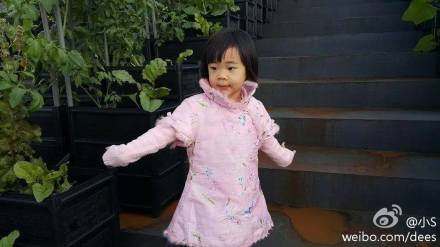 小S晒女儿萌照 自称“清秀的母亲”