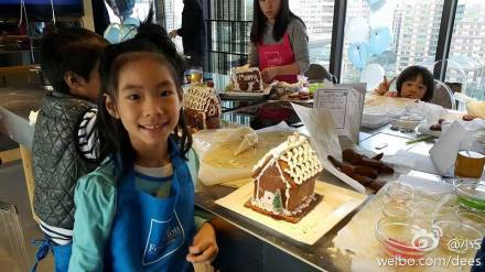 小S晒女儿萌照 自称“清秀的母亲”