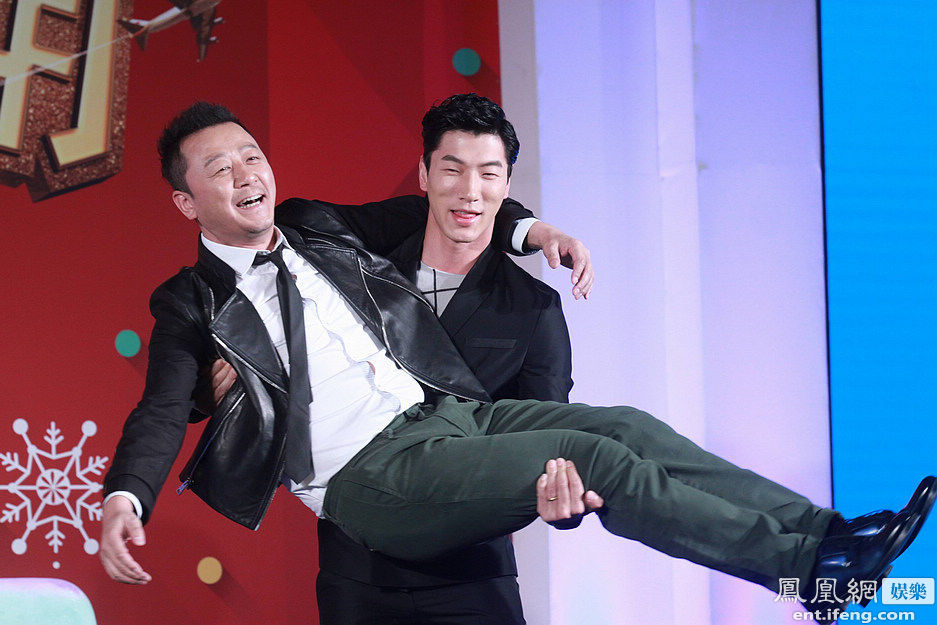 《爸爸的假期》张亮“公主抱”郭涛王岳伦