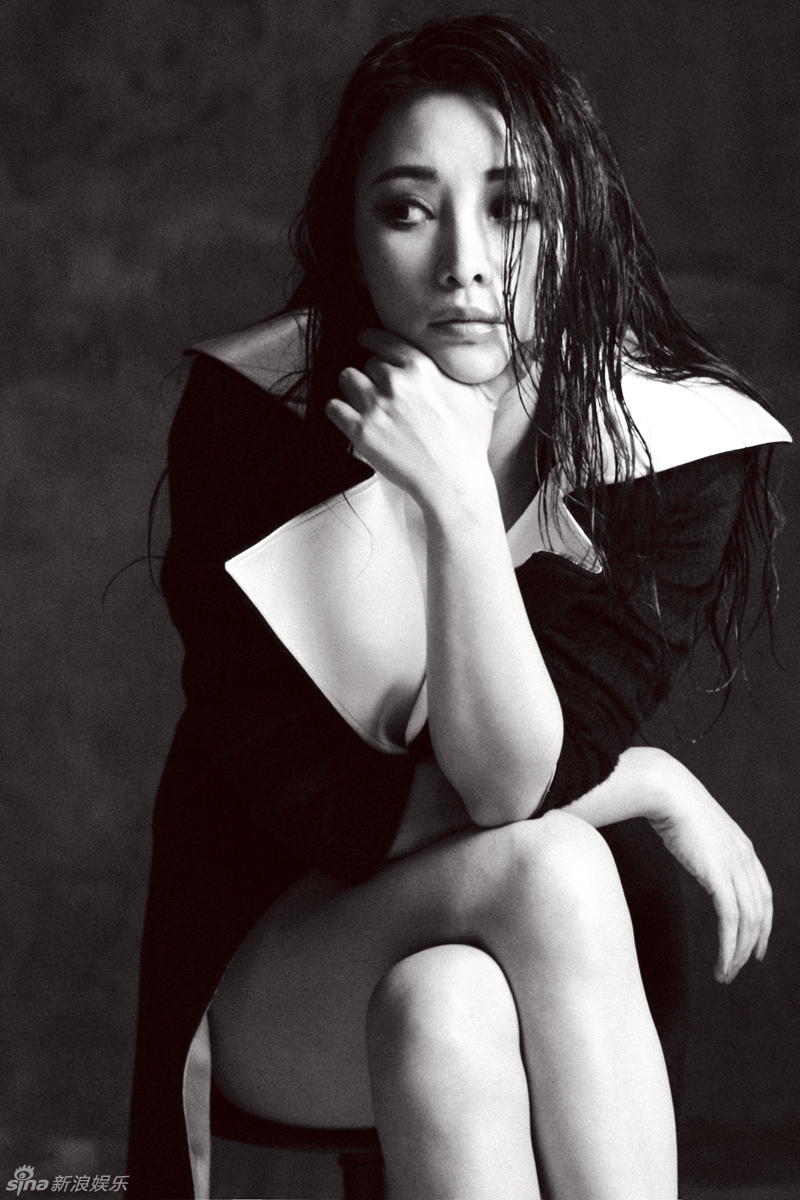 柳岩颓废性感大片爆乳 黑丝湿发险露底