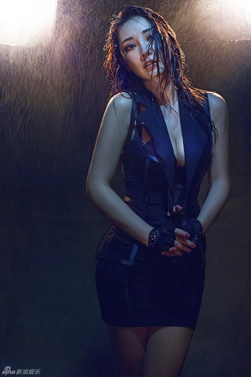 柳岩颓废性感大片爆乳 黑丝湿发险露底