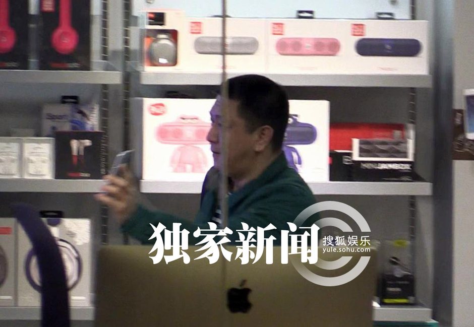 李小冉婚后未办仪式 徐佳宁独自超市购物