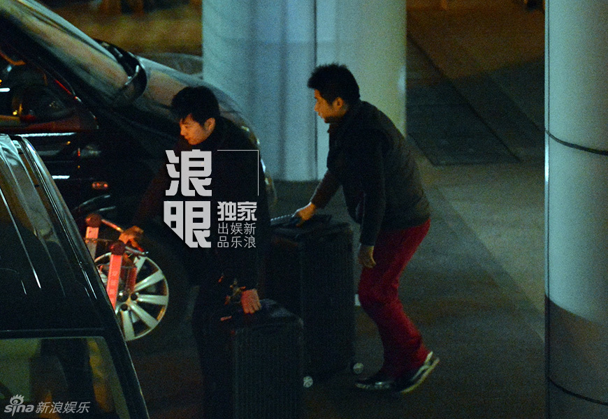 王菲与谢霆锋度假后回京 天寒裹紧大衣