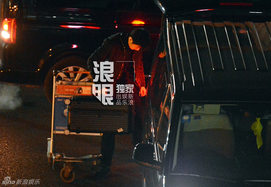 王菲与谢霆锋度假后回京 天寒裹紧大衣