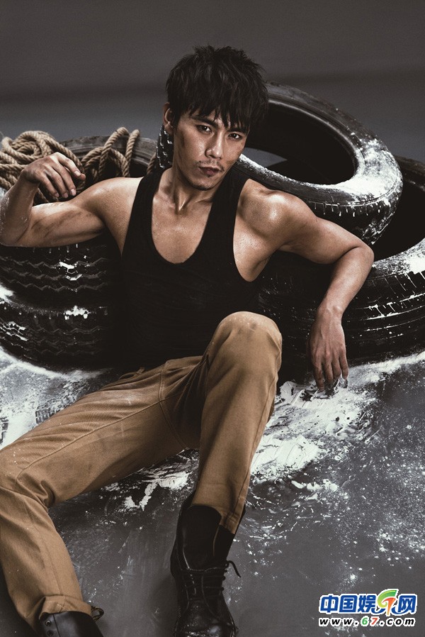 准新郎秦昊一改文艺范儿 野性写真登大刊封面