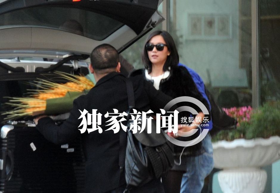 徐静蕾参加活动收大麦花 开心合不拢嘴