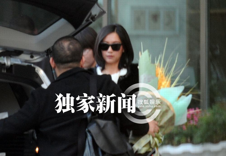 徐静蕾参加活动收大麦花 开心合不拢嘴