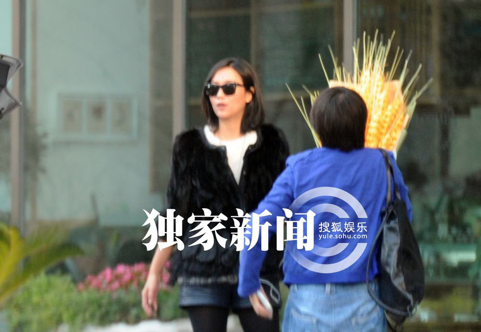 徐静蕾参加活动收大麦花 开心合不拢嘴