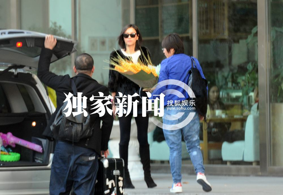 徐静蕾参加活动收大麦花 开心合不拢嘴